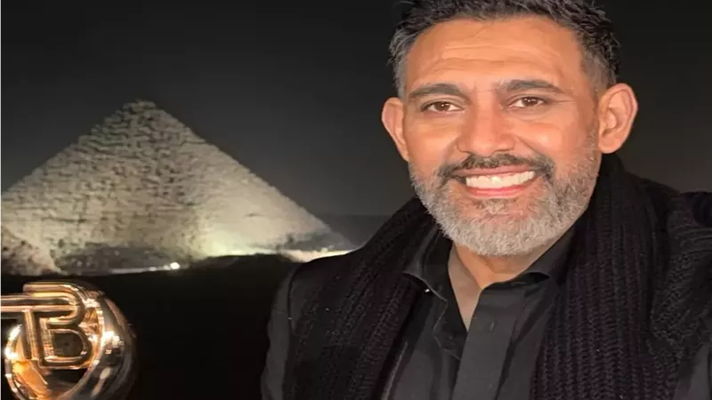 عمرو مصطفى يحتفي بتكريمه من مهرجان The Best من أمام الأهرامات.. ماذا قال؟