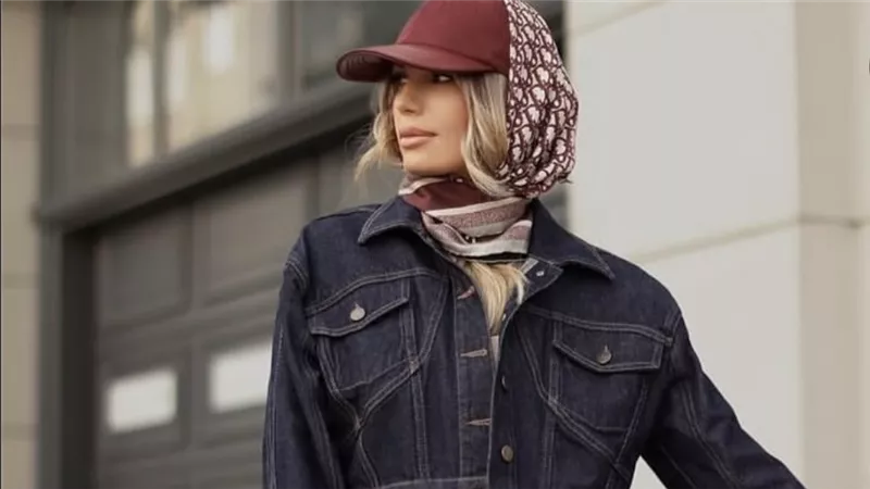  Dark denim يتصدر صيحات الموسم بإطلالة راقية وجذابة
