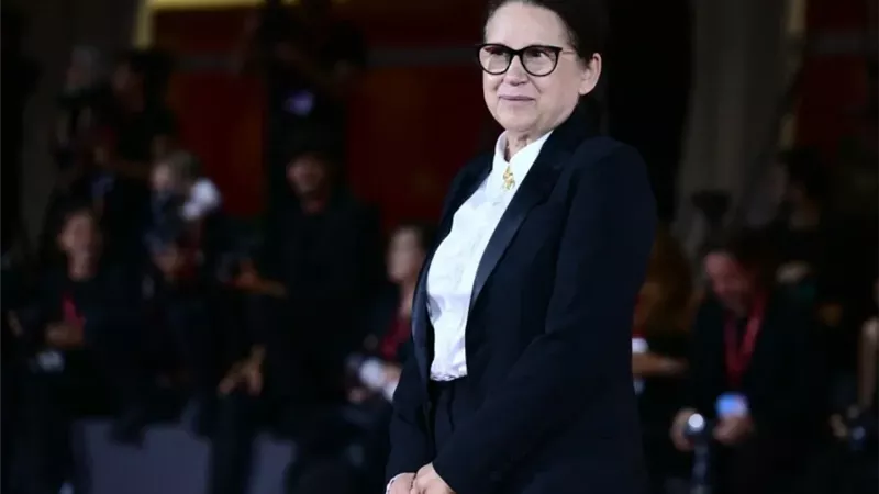 المخرجة إلديكو إيندي توجه رسالة عاطفية إلى فيبرسي بعد تكريمها في القاهرة السينمائي