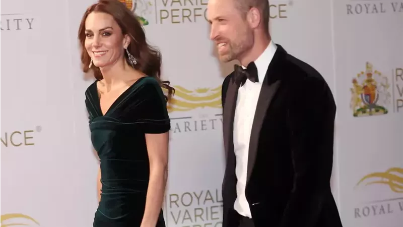 كيت ميدلتون تخطف الأنظار بفستان مخملي أخضر في حفل Royal Variety Performance