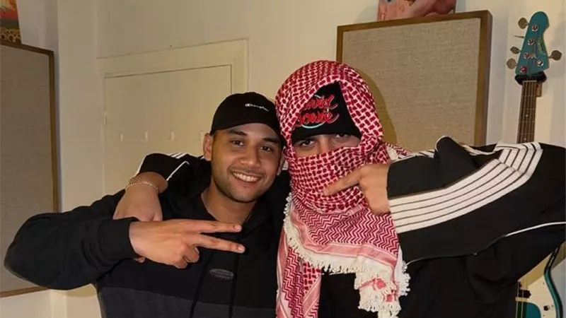 الرابر ناصر يرافق تووليت في الإعلان عن حفله المقبل بالقاهرة يوم 5 ديسمبر