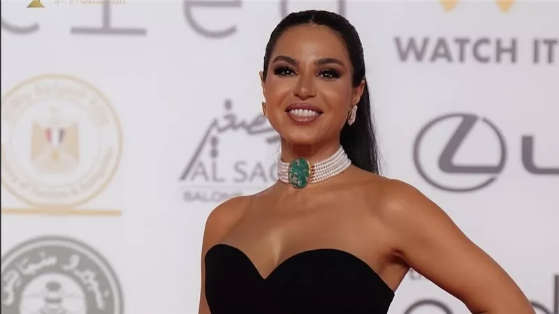 نسرين أمين تتألق بالأسود الأيقوني وتخطف الأنظار في ختام مهرجان القاهرة السينمائي