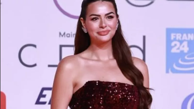 هنادي مهنا تتألق بالأحمر البرّاق في ختام مهرجان القاهرة السينمائي