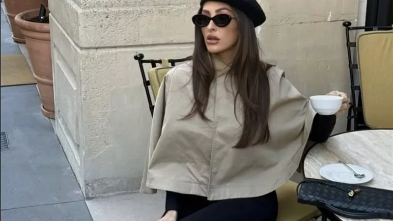 Capes وال Ponchos تعود بقوة: قطعة خريفية ترتقي بإطلالتك دون عناء