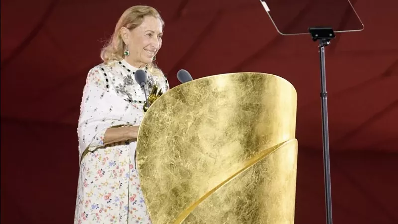 تكريم عالمي: الشيخة المياسة تقدم جائزة FTA لميوتشيا برادا تقديرًا لإسهاماتها في صناعة الموضة