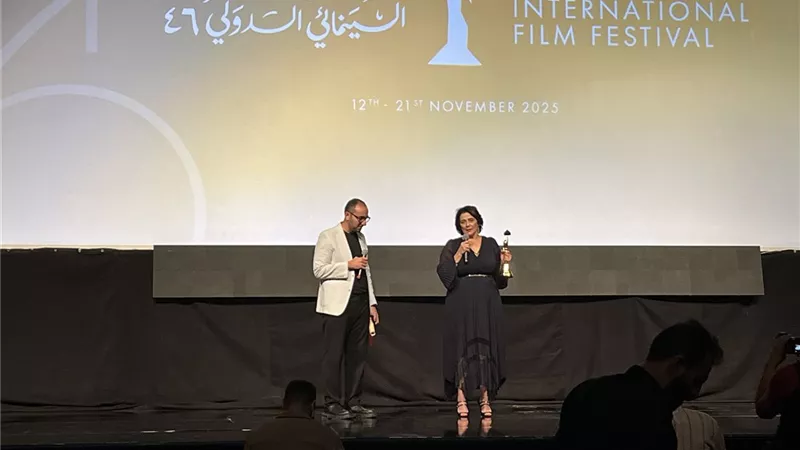 هيام عباس تعتذر عن دموعها بعد  تلقيها الهرم الذهبي  في المسرح الكبير