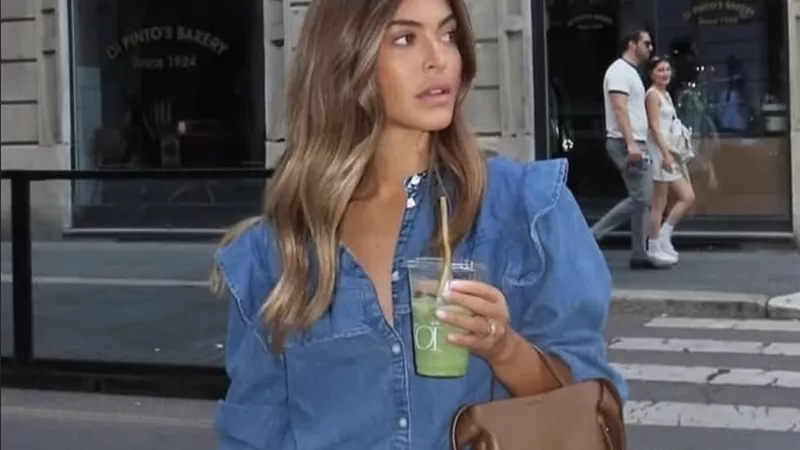 Denim shirt يتصدر صيحات الموسم بفضل سهولة تنسيقه وأناقة حضوره