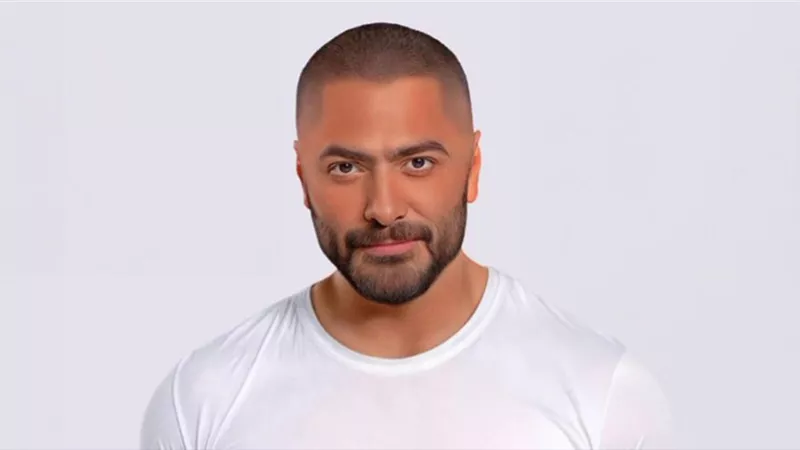 تامر حسني يتحسن داخل المستشفى وزملاؤه الفنيون يزورونه لدعمه