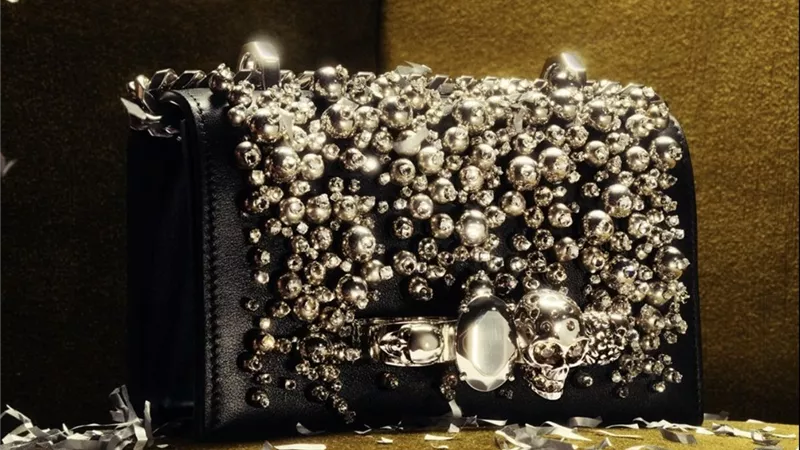 فخامة تحتفي بالموسم… Alexander McQueen يطلق مجموعة Holiday Accessories بحضور استثنائي