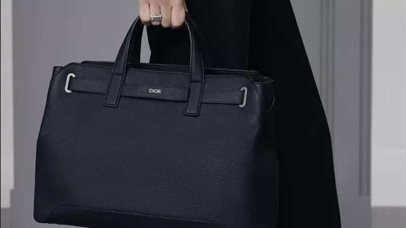 بين الماضي والحاضر… Dior تقدم أكسسوارات مستوحاة من أولى إبداعات كريستيان ديور