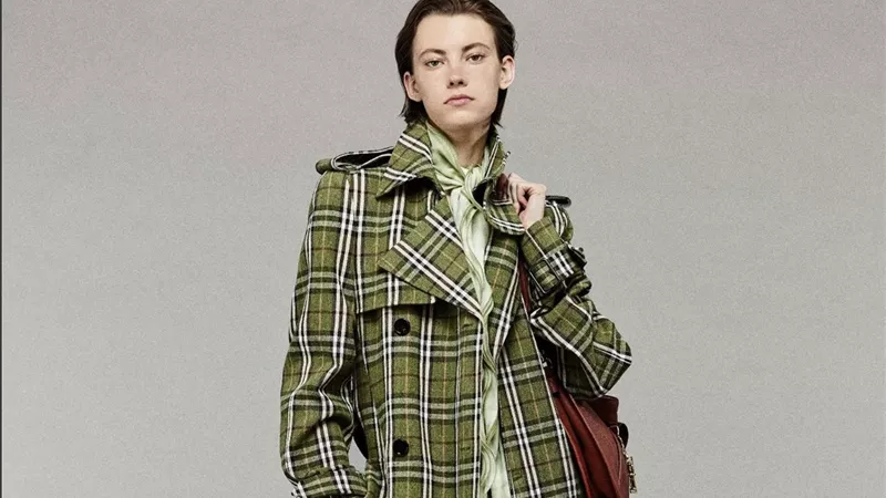 من النقشة الكاروه إلى الترانش كوت … Burberry تلهم إطلالات الخريف والشتاء مجدداً
