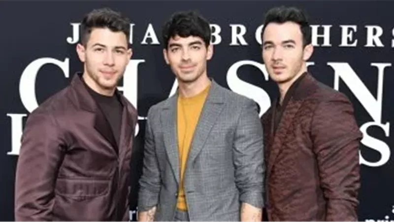 فريق Jonas Brothers يتفاعلون على نغمات أغنية أم كلثوم