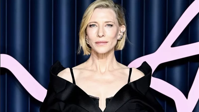 كيت بلانشيت تخطف الأضواء على السجادة الزرقاء في حفل Fashion Awards 2025