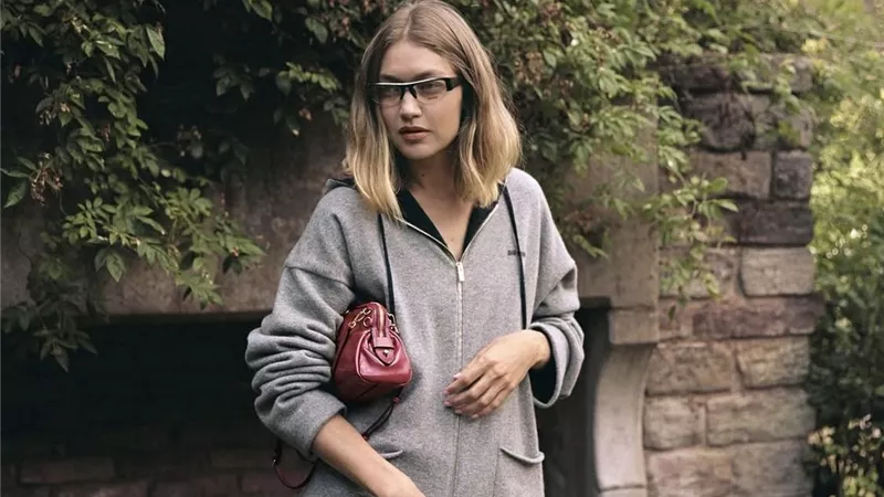  Miu Miu تكشف عن مجموعة Holiday… وجيجي حديد الوجه الأبرز للأناقة الاحتفالية