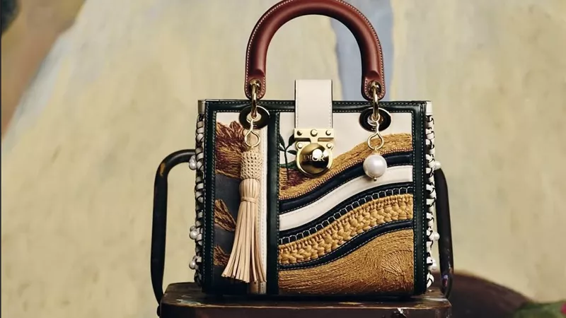 باتريك يوجين يضفي روحًا جديدة على حقيبة Lady Dior في الذكرى العاشرة للمشروع الفني
