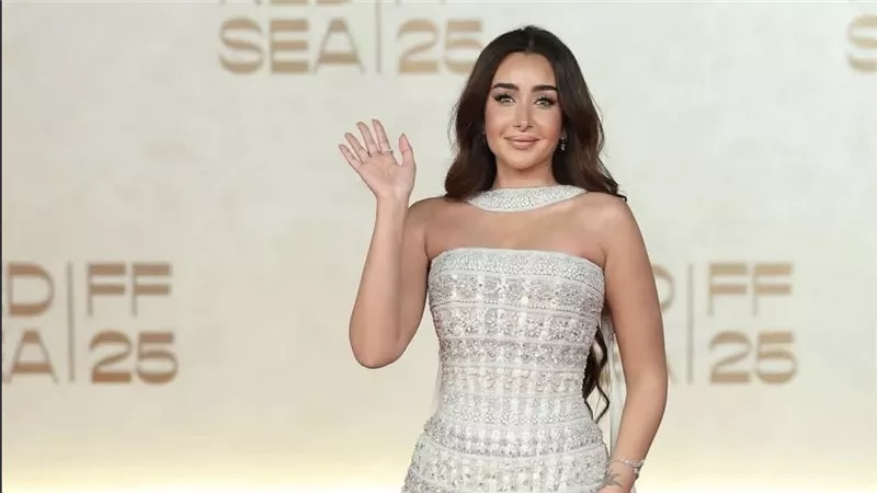 هنا الزاهد تتألق بفستان لؤلؤي من رامي القاضي في مهرجان البحر الأحمر
