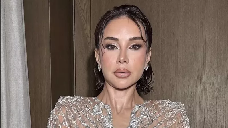 كاريس بشار تتوهّج بالذهب في افتتاح مهرجان البحر الأحمر السينمائي