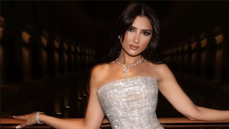 فستان مميز من رامي القاضي… مي عمر تخطف الأنظار بإطلالة معدنية ساحرة