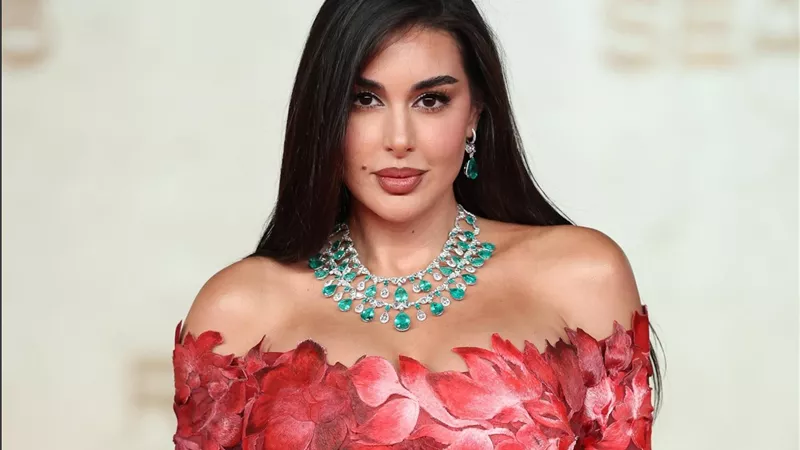ياسمين صبري تتألق بفستان بتلات ناري ومجوهرات زمردية في مهرجان البحر الأحمر