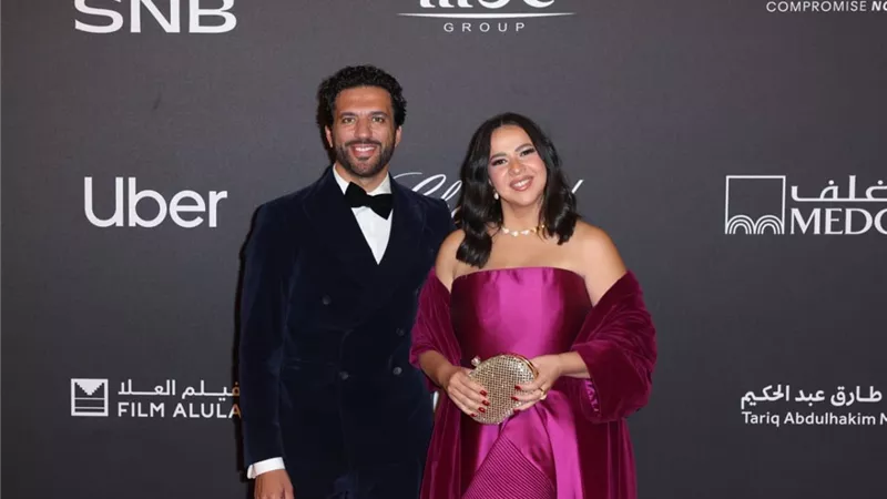 الثنائي حسن الرداد وإيمي سمير غانم يحتفلان بانطلاقة الدورة الخامسة ويشيدان بالأجواء السينمائية في جدة