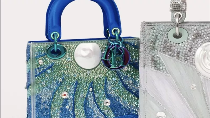 جيسيكا كانون تحوّل Lady Dior إلى لوحة كونية احتفالًا بالذكرى العاشرة لـ Dior Lady Art 	