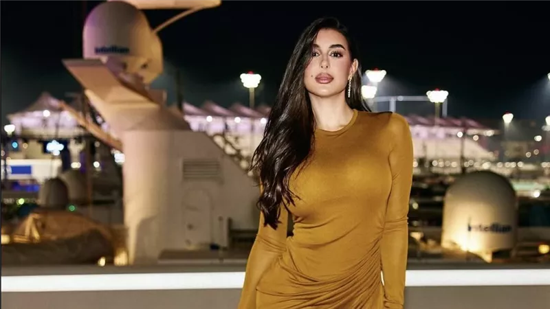 ياسمين صبري تخطف الأنظار بإطلالة ذهبية ساحرة في أبوظبي