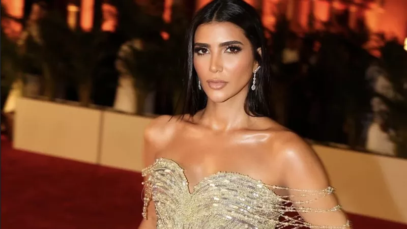 إطلالة ملكية لريم سامي… فستان براق يزيّن السجادة الحمراء في عرض Desert Warrior