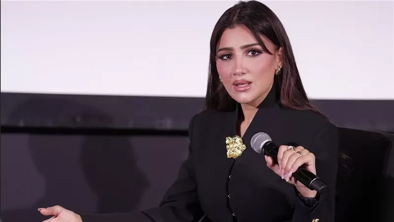 مي عمر تتألق بإطلالة سوداء فاخرة في ندوتها ضمن فعاليات مهرجان البحر الأحمر السينمائي