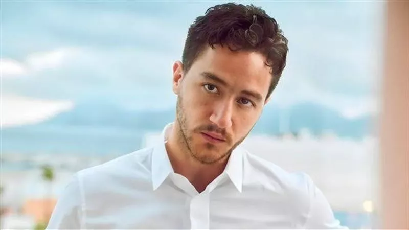 أحمد مالك يتوّج بجائزة الكريستال سيمرغ لأفضل ممثل في مهرجان فجر السينمائي 2025