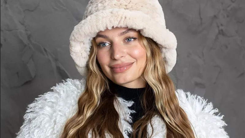 الإكسسوار الأكثر رواجاً هذا الموسم… الـ Bucket Hat نجم كل الإطلالات