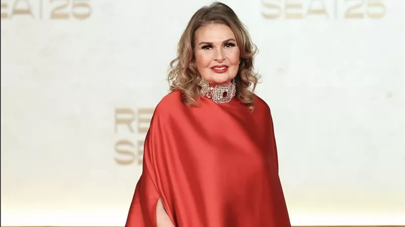 	يسرا تشعل السجادة الحمراء بفستان أحمر ملكي في ختام مهرجان البحر الأحمر السينمائي