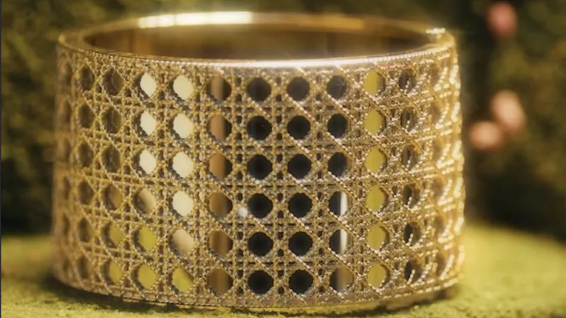 عالم ديور الساحر يكشف عن اختيارات احتفالية متقنة من مجوهرات الدار بمجموعة Dior Joaillerie