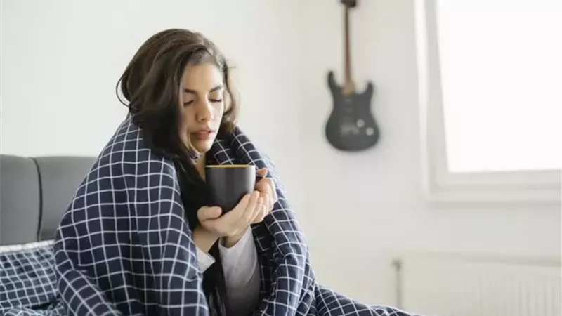 في موسم  البرد والإنفلونزا..  4 أطعمة ومشروبات يجب تجنبها تماما عند المرض