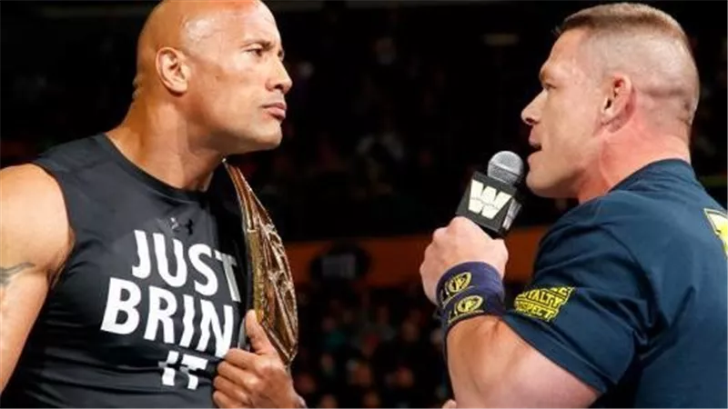 ذا روك يصف جون سينا بالأسطورة الأفضل في تاريخ WWE قبل نزاله الأخير