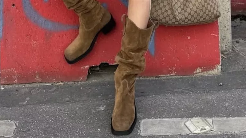عندما تلتقي الراحة بالأناقة: ال flat bootsخيارك الأمثل
