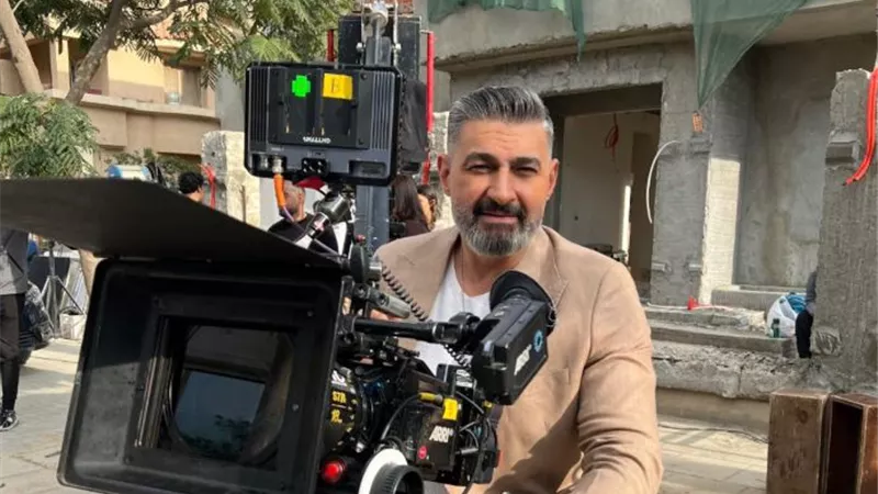ياسر جلال يتقمص دور مدير تصوير داخل كواليس 