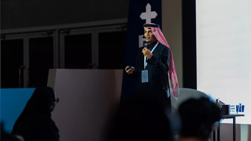 المجنوني يقرأ حوارية النقد والجمال في معرض جدة للكتاب