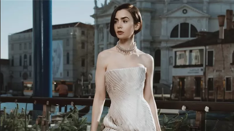 ليلي كولينز تتألّق بـSchiaparelli Couture خلال تقديم الموسم الخامس من Emily in Paris