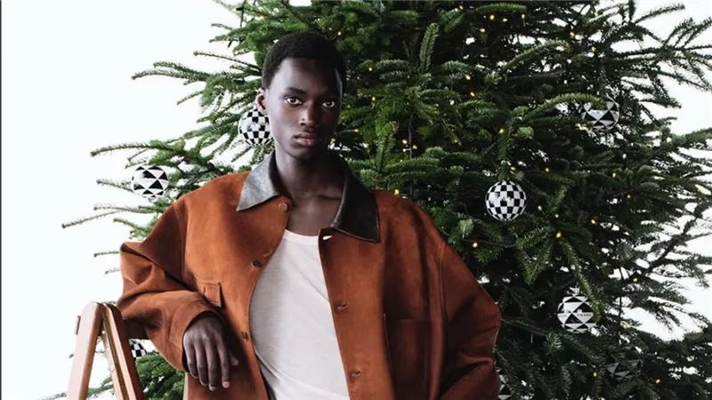 برادا تحتفي بموسم الإجازات برؤية معاصرة تجمع البساطة والفخامة بمجموعة prada holiday campaign 