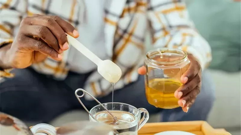 هل تُفقد الحرارة فوائد العسل؟.. علماء يكشفون ست خرافات شائعة عن  العسل