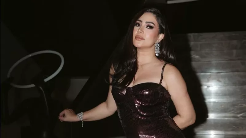 بوسي تشارك جمهورها أحدث جلسة تصوير بإطلالة لامعة بتوقيع نادين ميرعبي