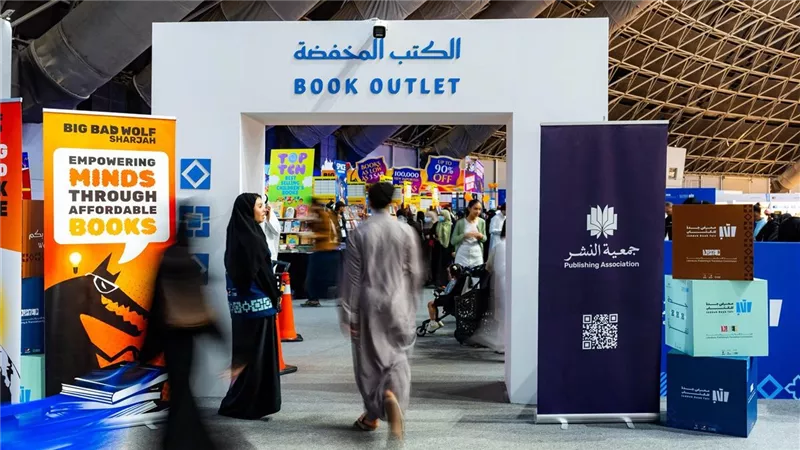 الكتب المخفّضة تستقطب زوّار معرض جدة للكتاب 2025