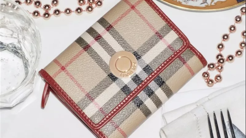 حقائب Burberry الجلدية… خيار راقٍ لهدايا موسم الأعياد