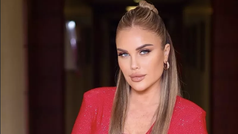 إطلالة أيقونية… نيكول سابا تحتفل بـ25 عامًا من Enigma بفستان لافت
