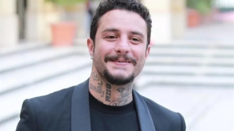 أحمد الفيشاوي يعود من أمريكا غدا لحضور عزاء والدته