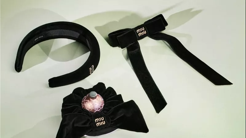 لمسة احتفالية بامتياز: Miu Miuتكشف عن إكسسوارات موسم الأعياد