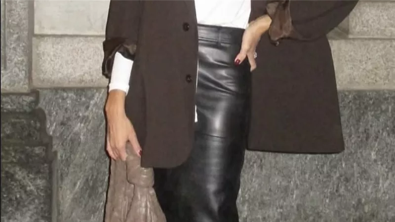 تنورة واحدة وإطلالات متعددة… pencil skirt خيار المرأة العصرية