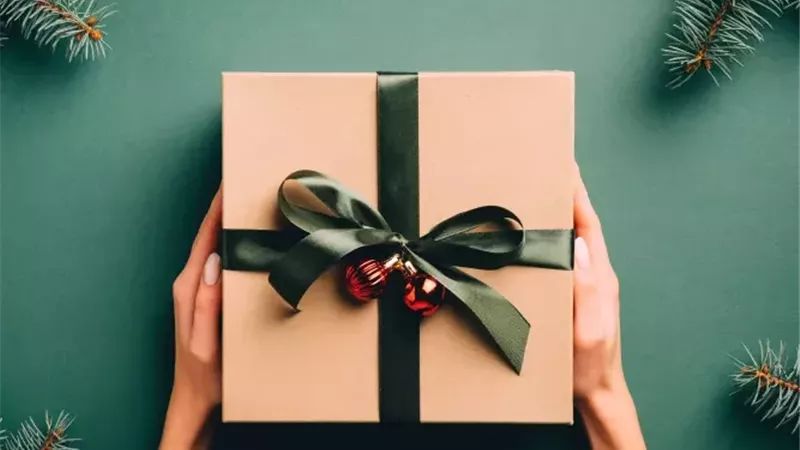إذا رغبت في إعادة تقديم هدية.. إليك اتيكيت تقديمها بأناقة