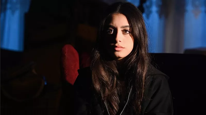ياسمينا العبد تغني ظلموه لعبد الحليم حافظ في مسلسل ميد ترم