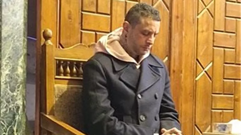 أحمد الفيشاوي وشقيقه عمر يستقبلان عزاء والدتهما الراحلة سمية الألفي والسقا أول الحضور| صور